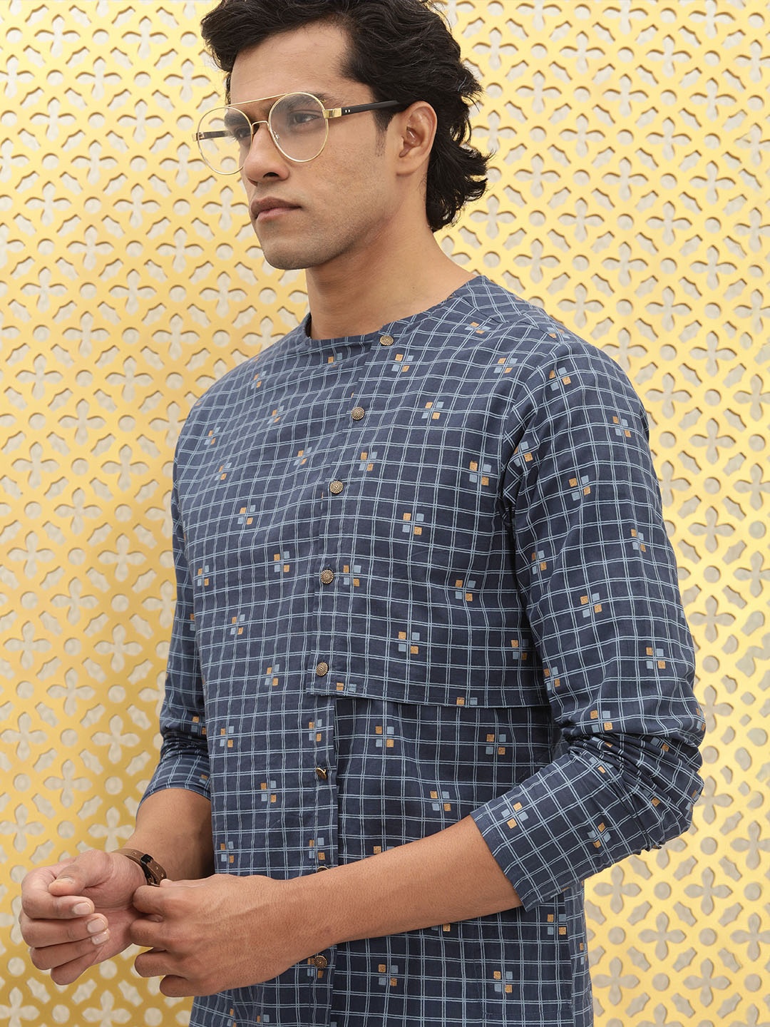 

Ode by House of Pataudi Men Navy Blue & Grey Checked Asymmetric Jashn Kurta