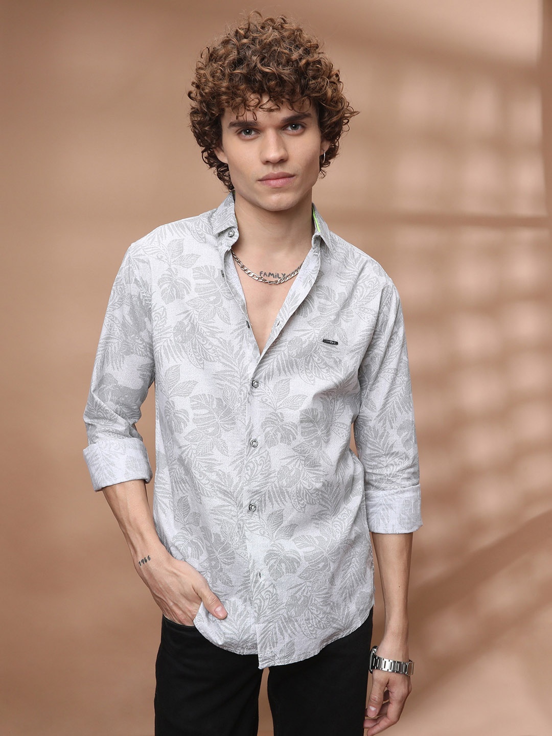 

The Indian Garage Co Men Grey Slim Fit Tropical Printed Casual Shirt