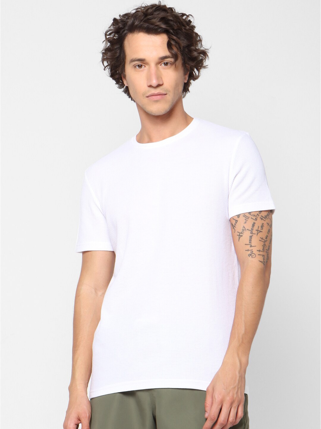 

Celio Men White Solid Round Neck Pure Cotton T-shirt