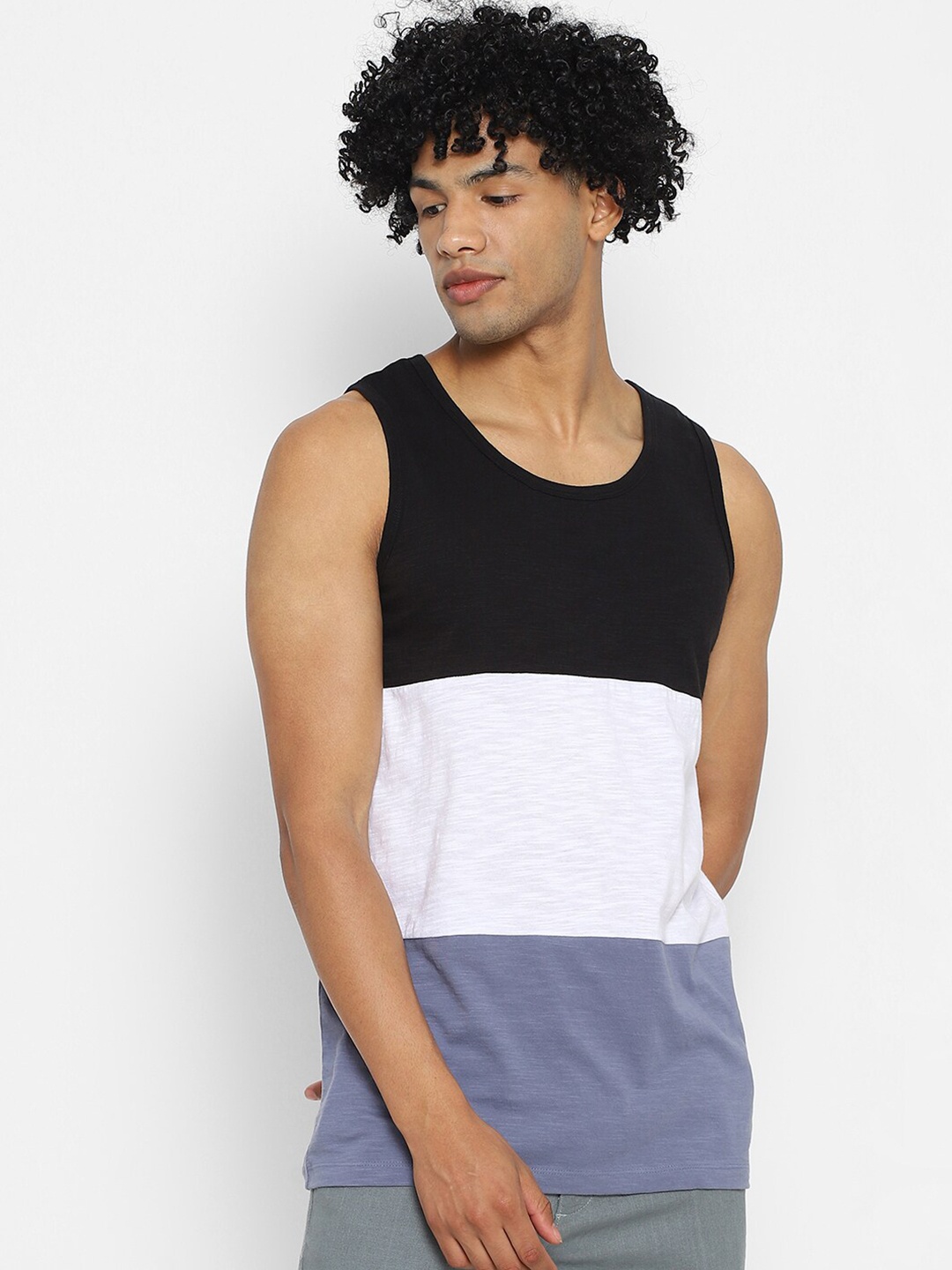 

FOREVER 21 Men White Colourblocked Scoop Neck T-shirt