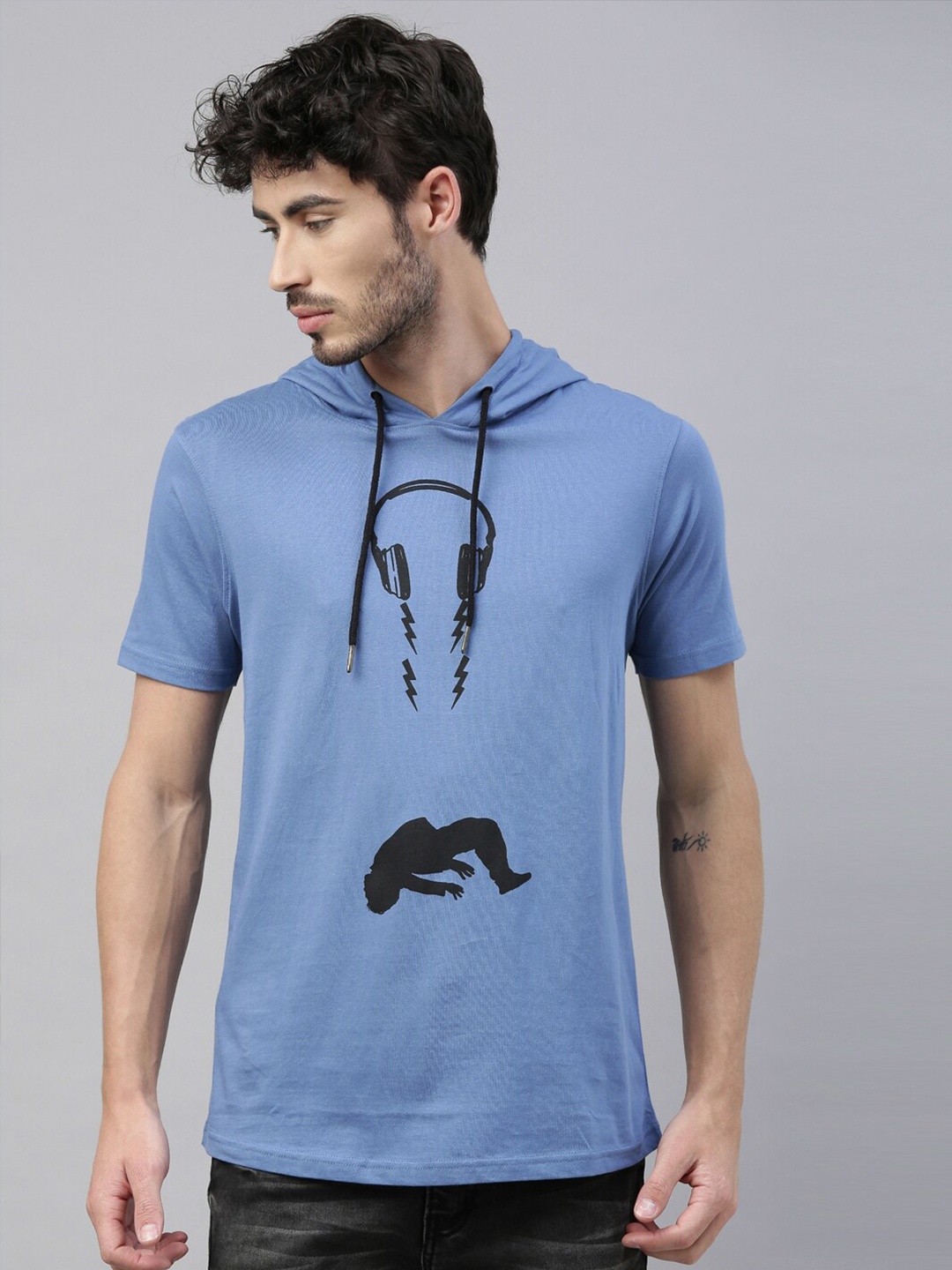 

Bushirt Men Blue Printed Hooded T-shirt