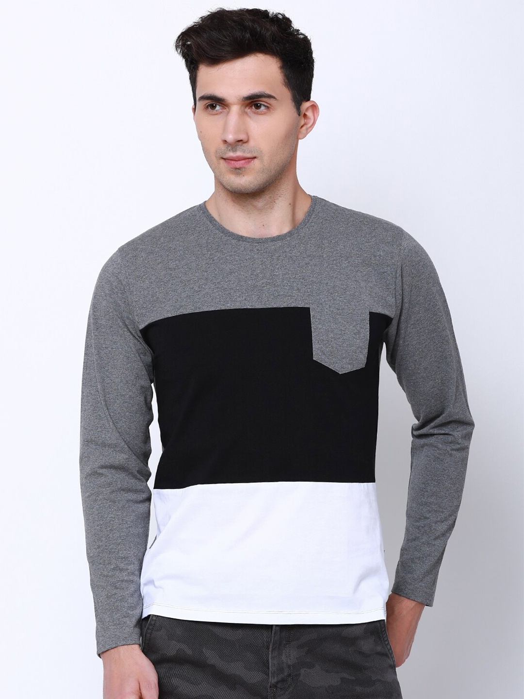 

HIGHLANDER Men Grey Colourblocked Round Neck T-shirt