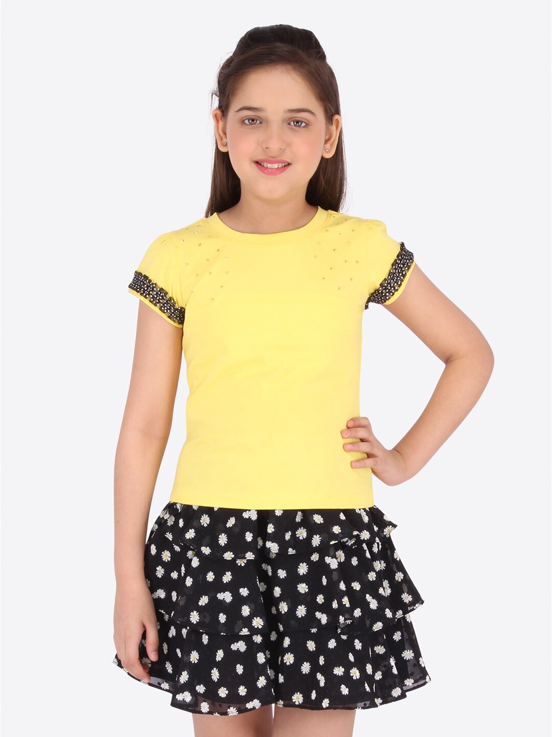 

CUTECUMBER Girls Yellow & Black Embellished T-shirt with Skirt