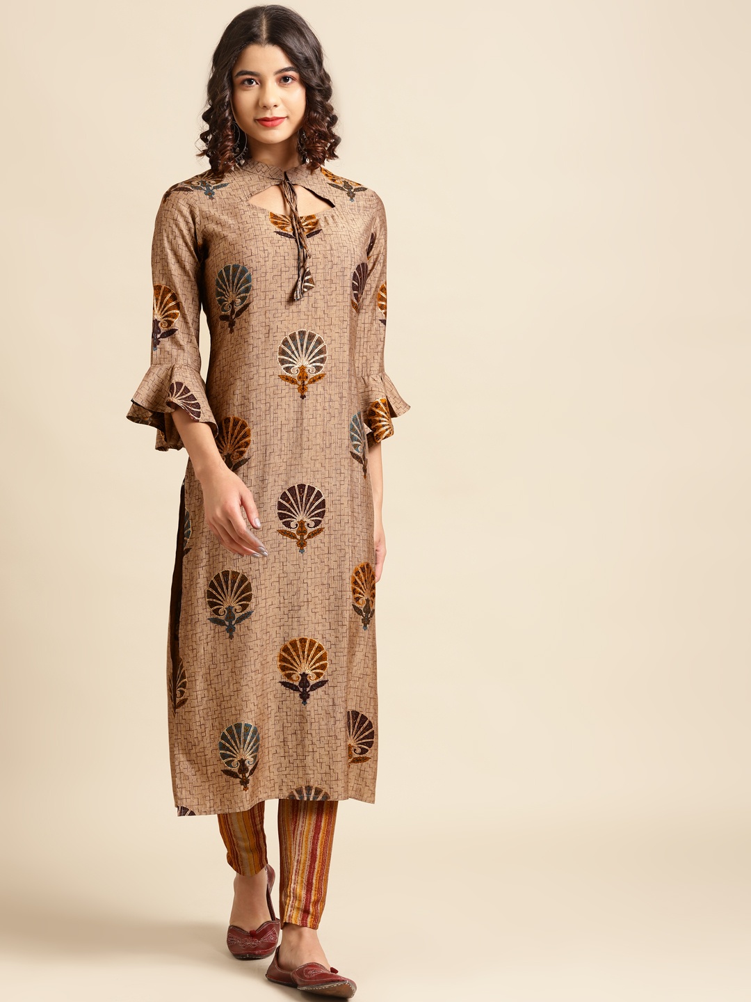 

Saadgi Women Beige Ethnic Motifs Printed Kurta with Trousers