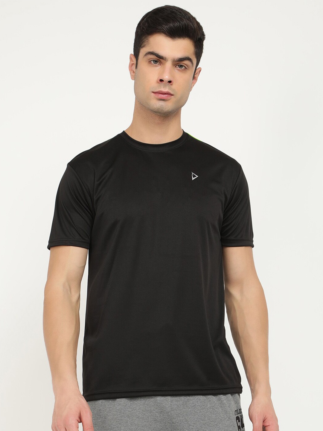 

V2 Value & Variety Men Black Pure Cotton Solid Round Neck T-shirt