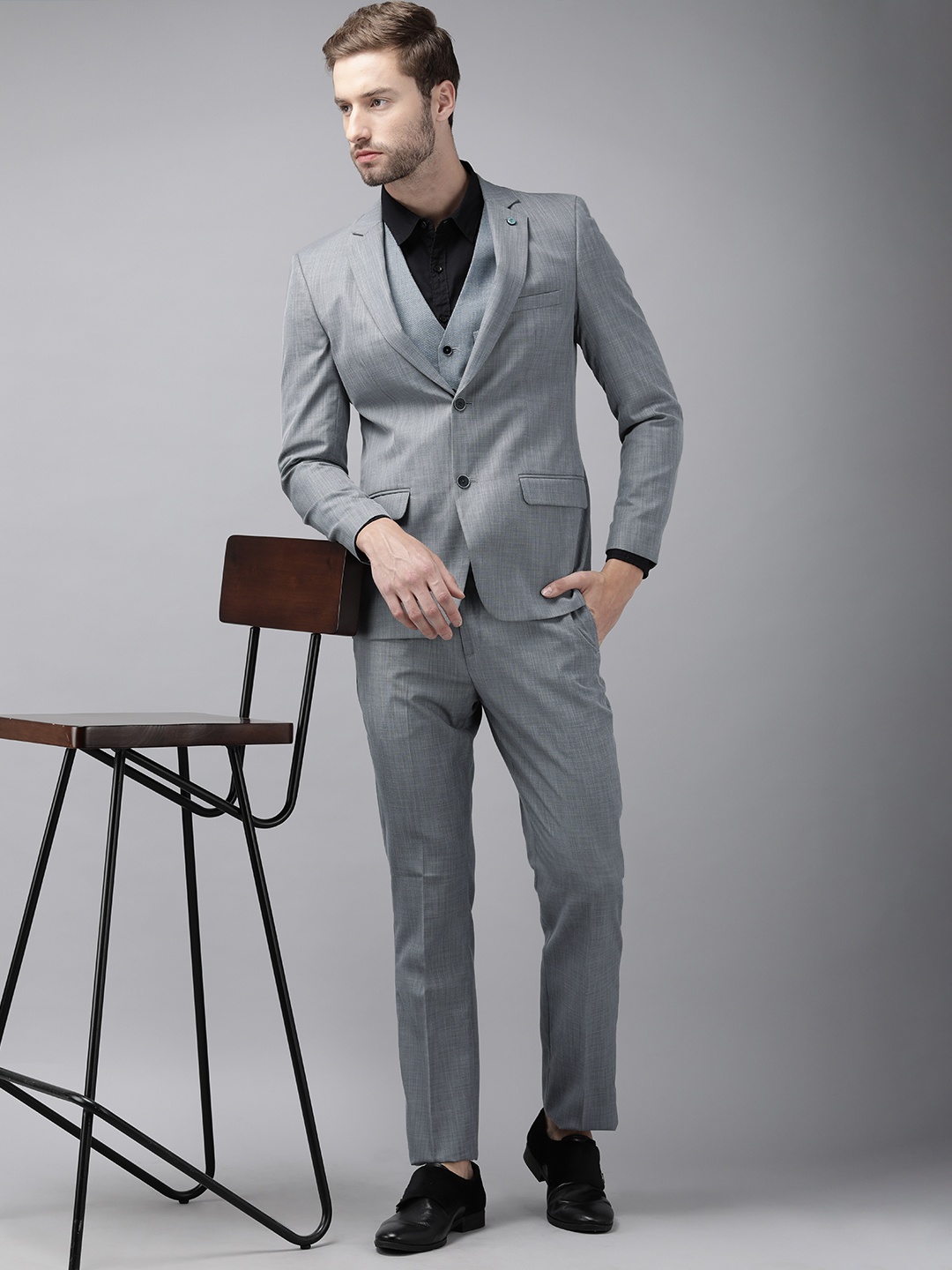 

Arrow Men Grey Solid Tailored Fit 3-Piece Formal Suit