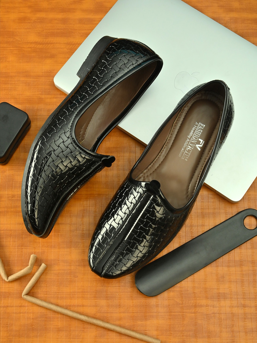 

Fashion Victim Men Woven Design Mojaris, Black