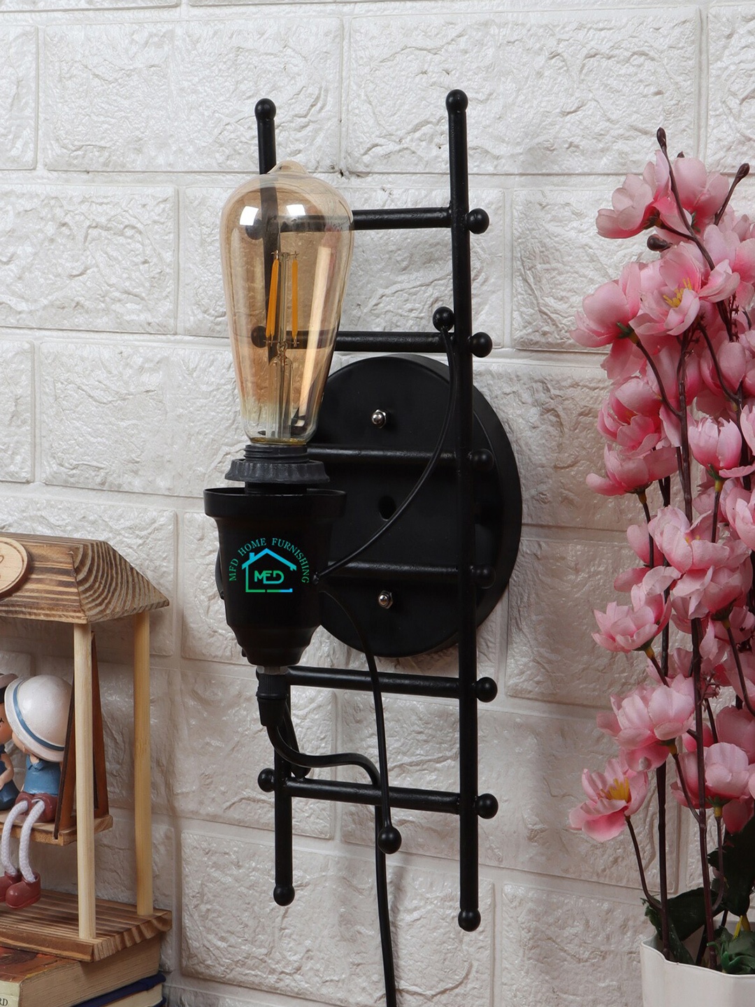 

MFD HOME FURNISHING Black & Gold-Toned Solid Quirky Armed Sconce Wall Lamp