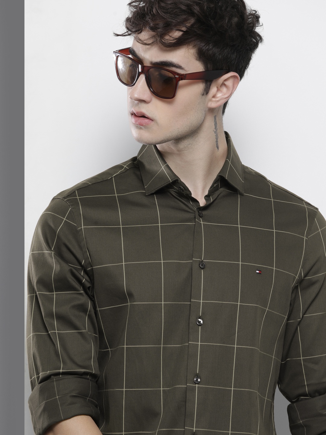 

Tommy Hilfiger Men Olive Green Slim Fit Windowpane Checked Semiformal Shirt