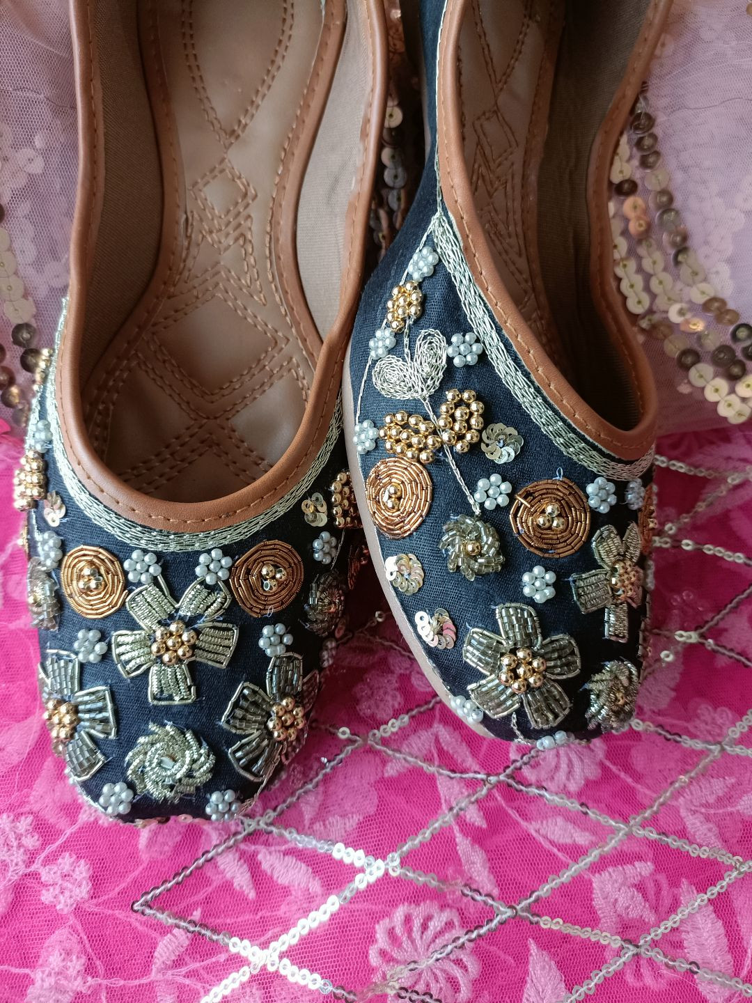 

DESI COLOUR Women Black & Gold-Toned Embellished Mojaris