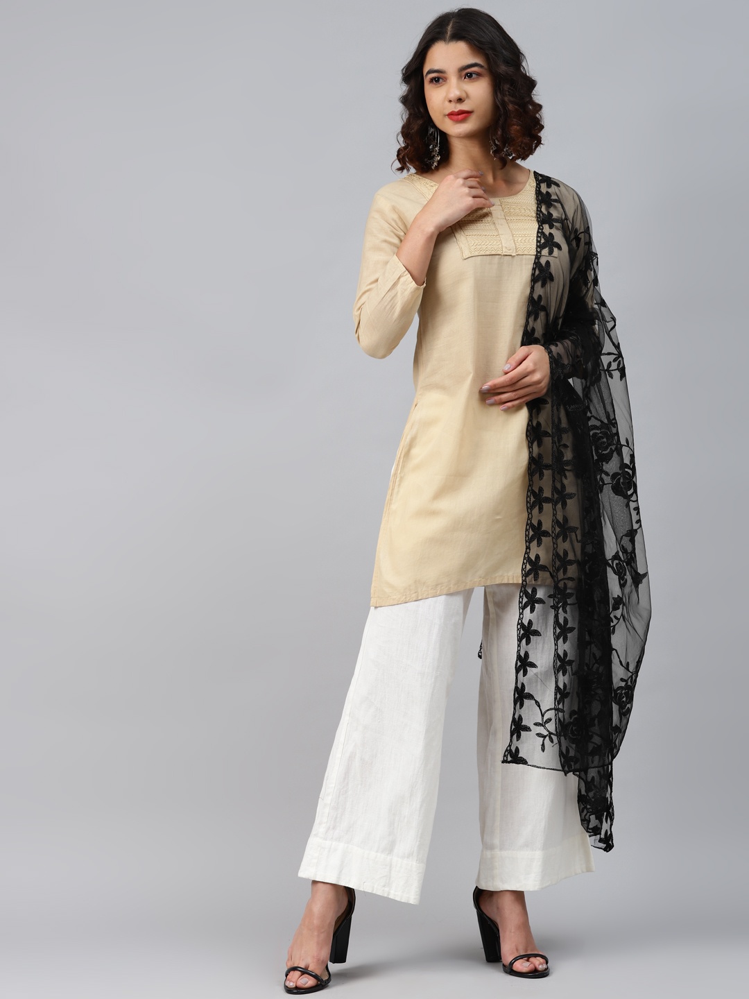 

WEAVERS VILLA Black Embroidered Dupatta