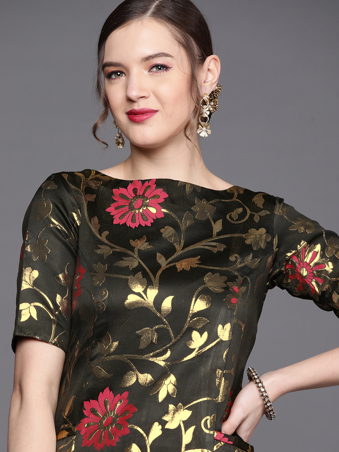 

Inddus Women Black & Golden Ethnic Motifs Straight Kurta with Pockets