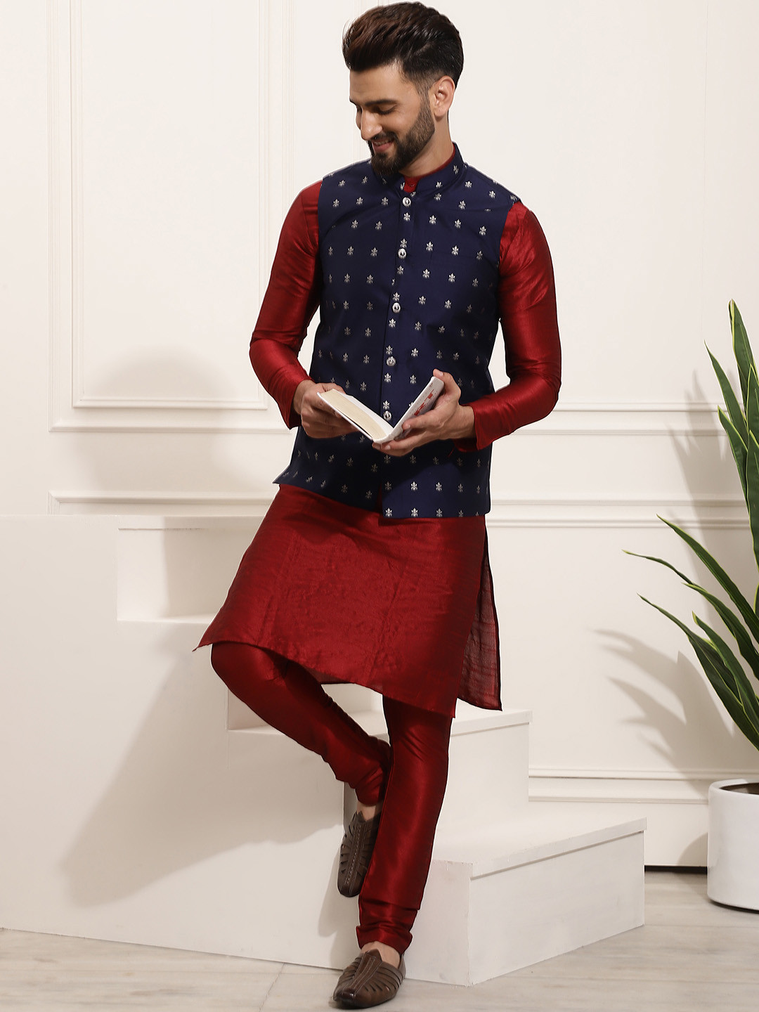 

SOJANYA Men Maroon & Navy Blue Kurta with Churidar And Nehru Jacket