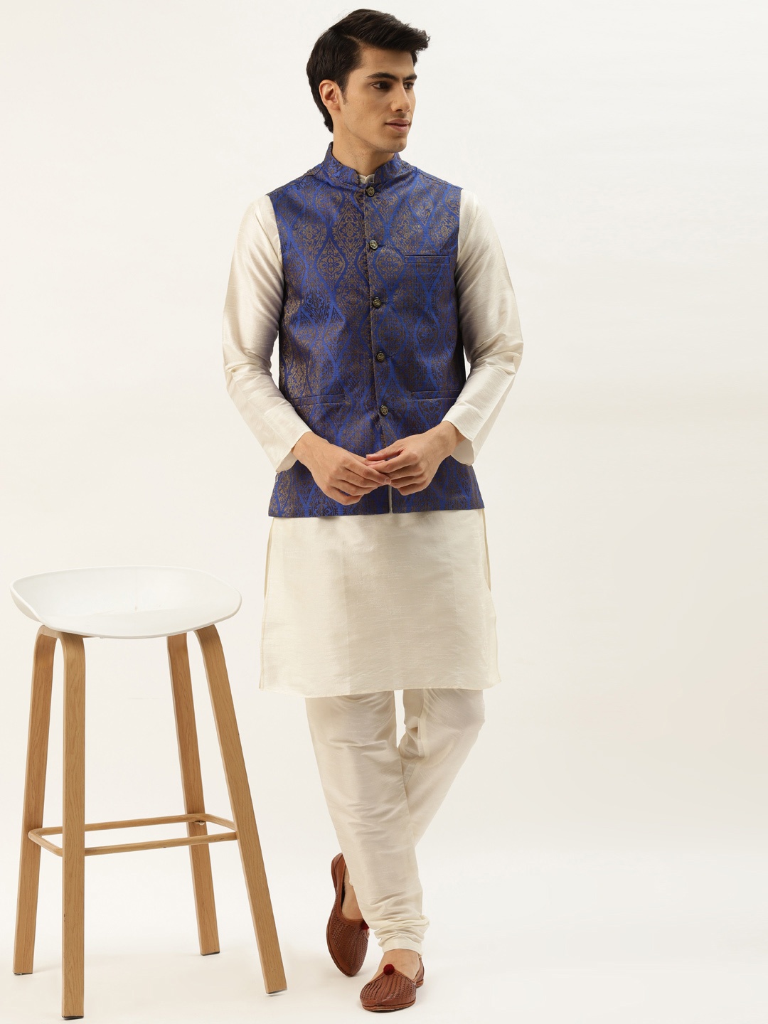 

SOJANYA Men Off White & Navy Blue Jacquard Woven Design Kurta with Churidar & Nehru Jacket