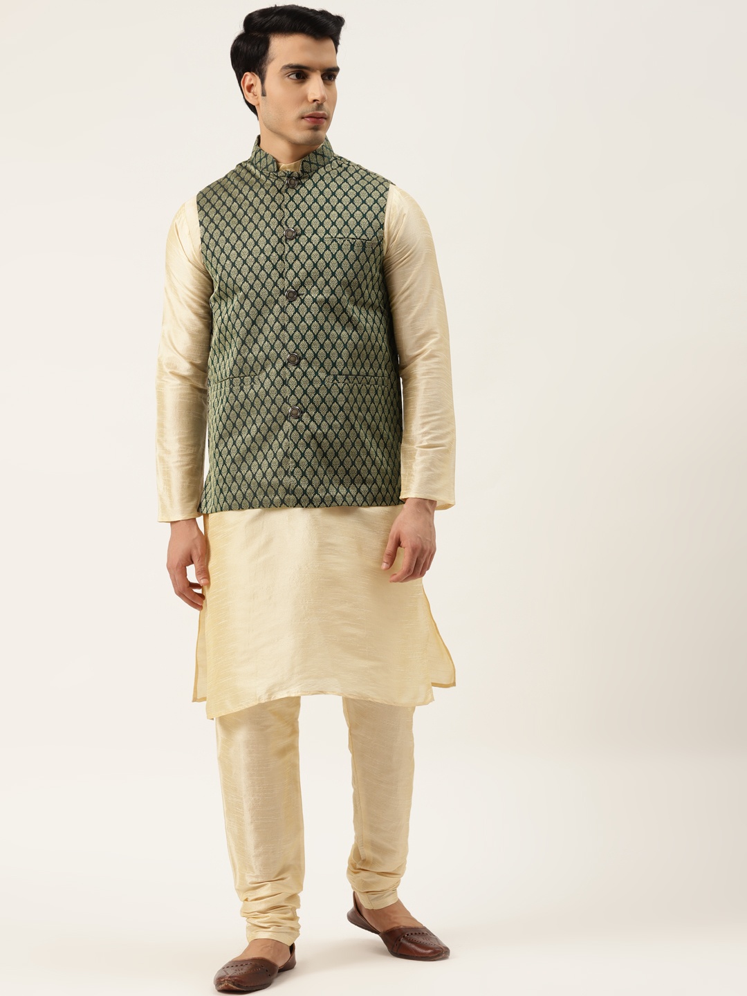 

SOJANYA Men Beige & Green Solid Kurta with Churidar