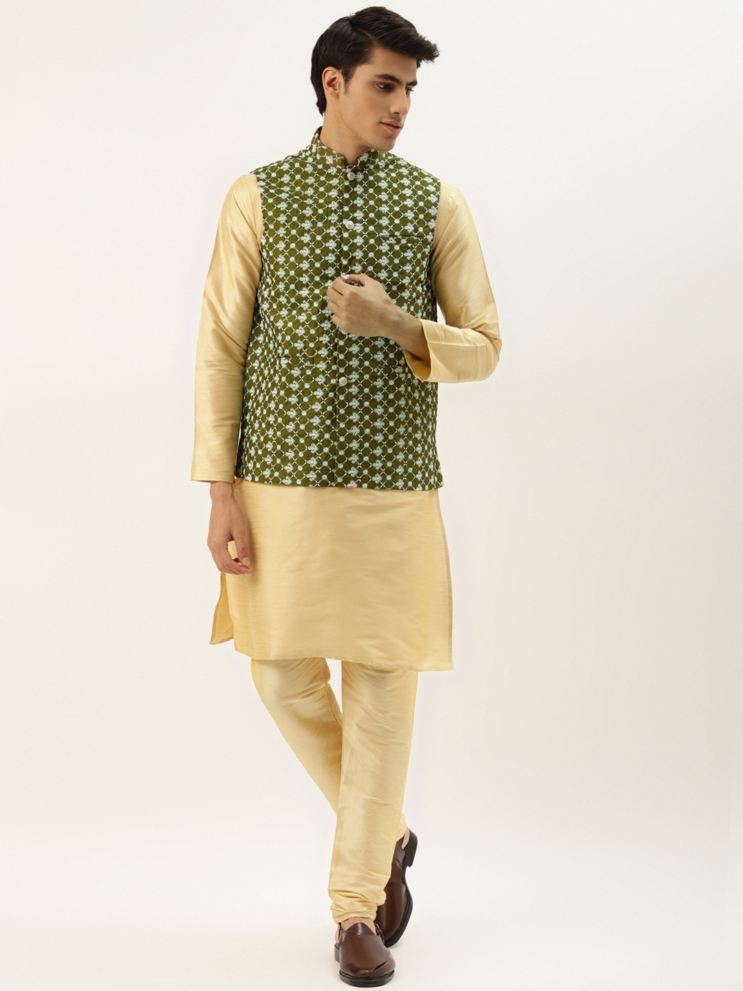 

SOJANYA Men Golden Thread Work Kurta with Churidar & Nehru Jacket, Gold