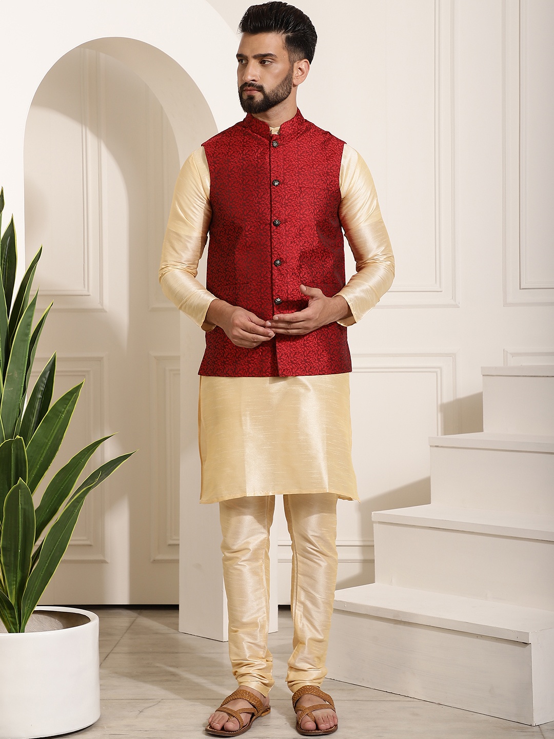 

SOJANYA Men Maroon & Golden Ethnic Motifs Jacquard Kurta and Churidar with Nehru Jacket