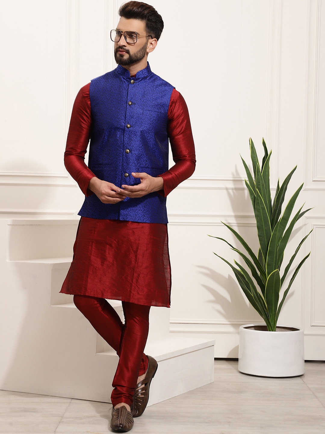 

SOJANYA Men Maroon Kurta with Churidar & Nehru Jacket