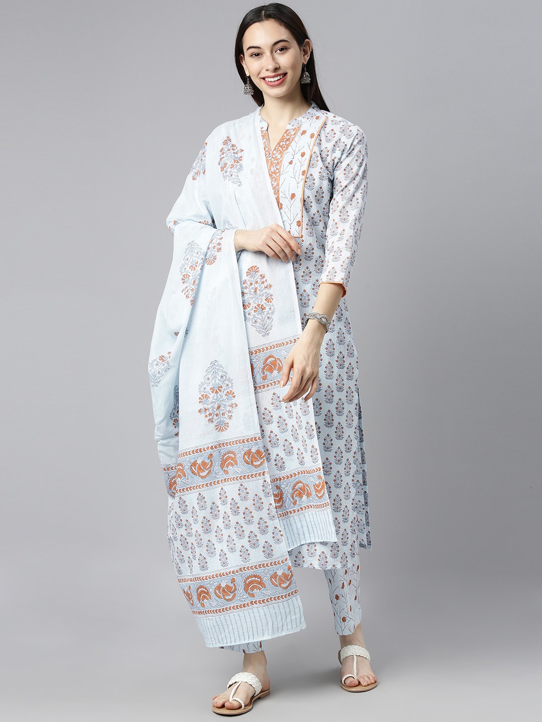 

AHIKA Women Blue Floral Printed Pure Cotton Kurta with Trousers & With Dupatta