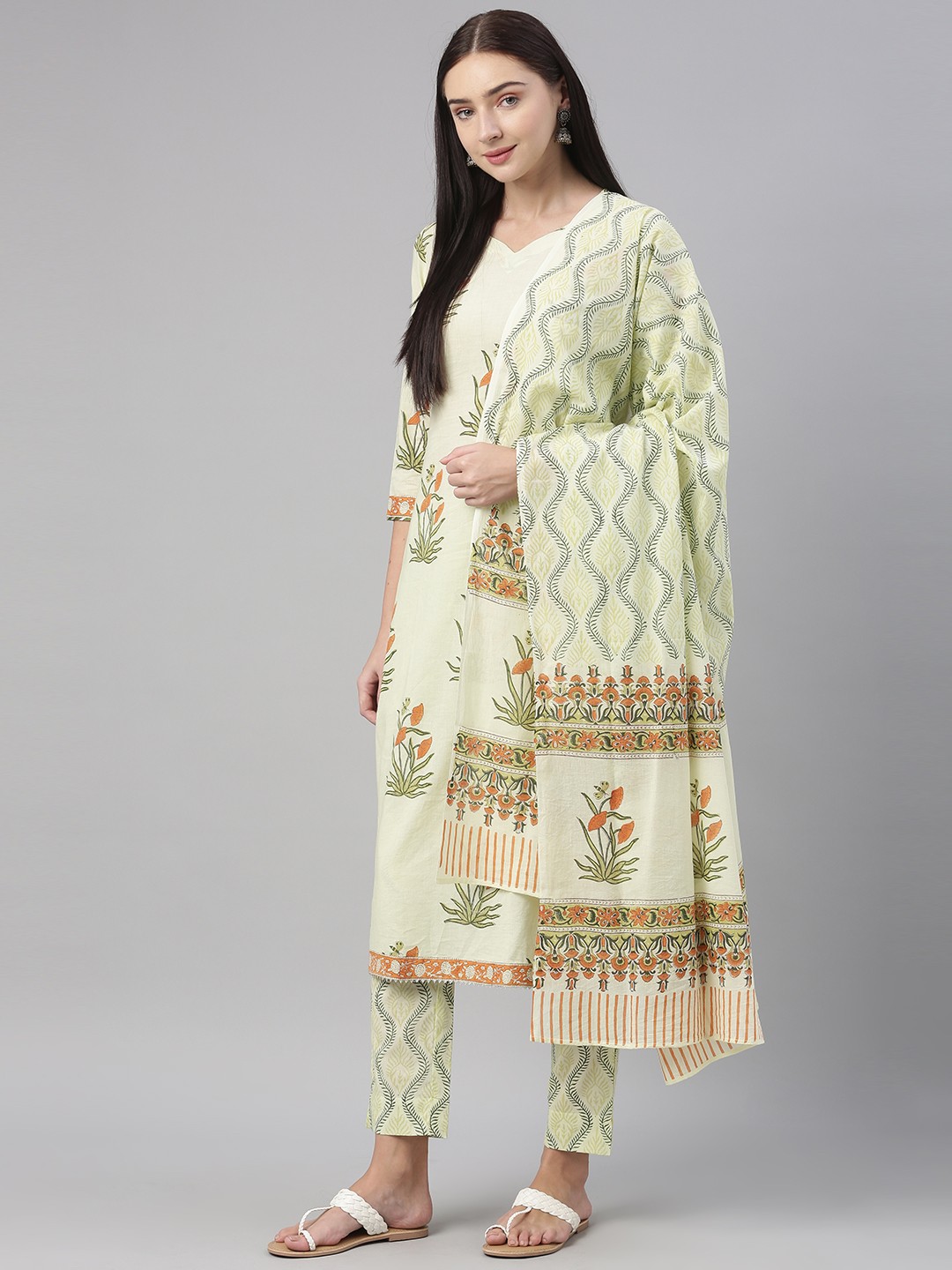 

AHIKA Women Sea Green Floral Printed Pure Cotton Kurta with Trousers & With Dupatta