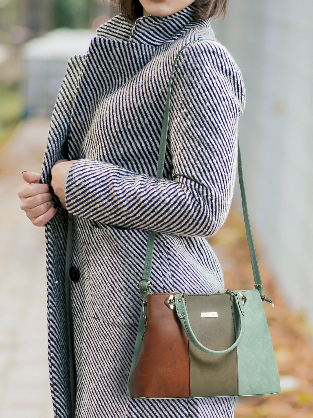 

WOMEN MARKS Women Green Colourblocked Handheld Bag