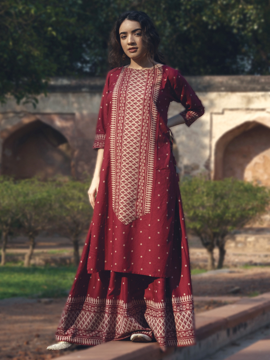 

Rustorange Women Maroon & Beige Ethnic Motifs Printed Regular Straight Kurta & Skirt