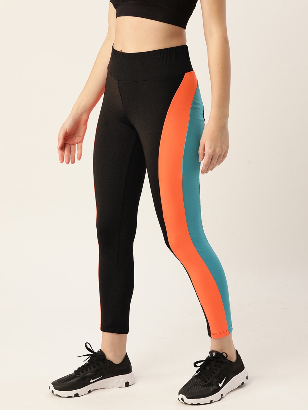 

DressBerry Women Black Solid Side Striped Cropped Tights
