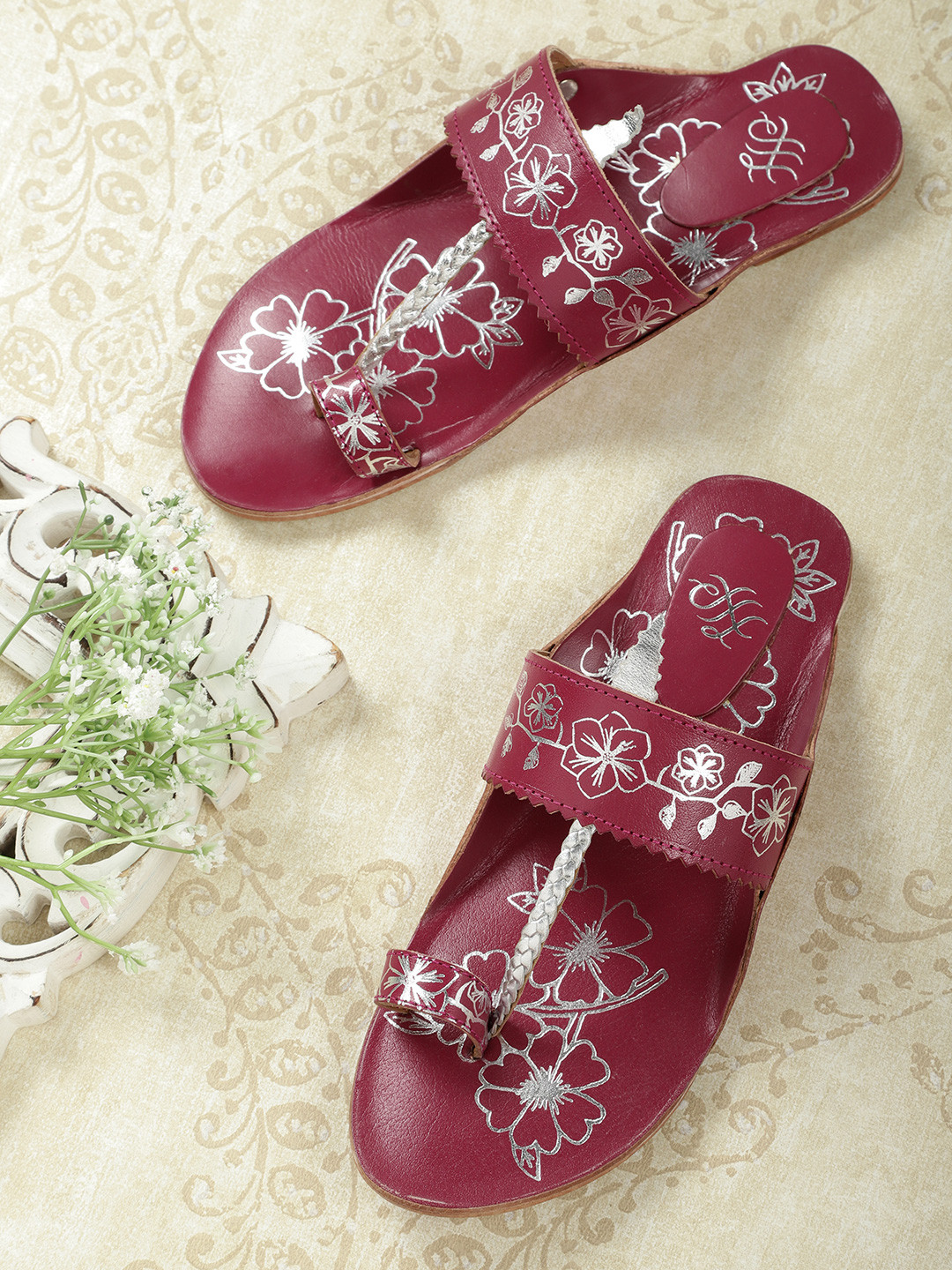 

House of Pataudi Women Maroon & Silver-Toned Floral Print Ethnic Handcrafted One Toe Flats