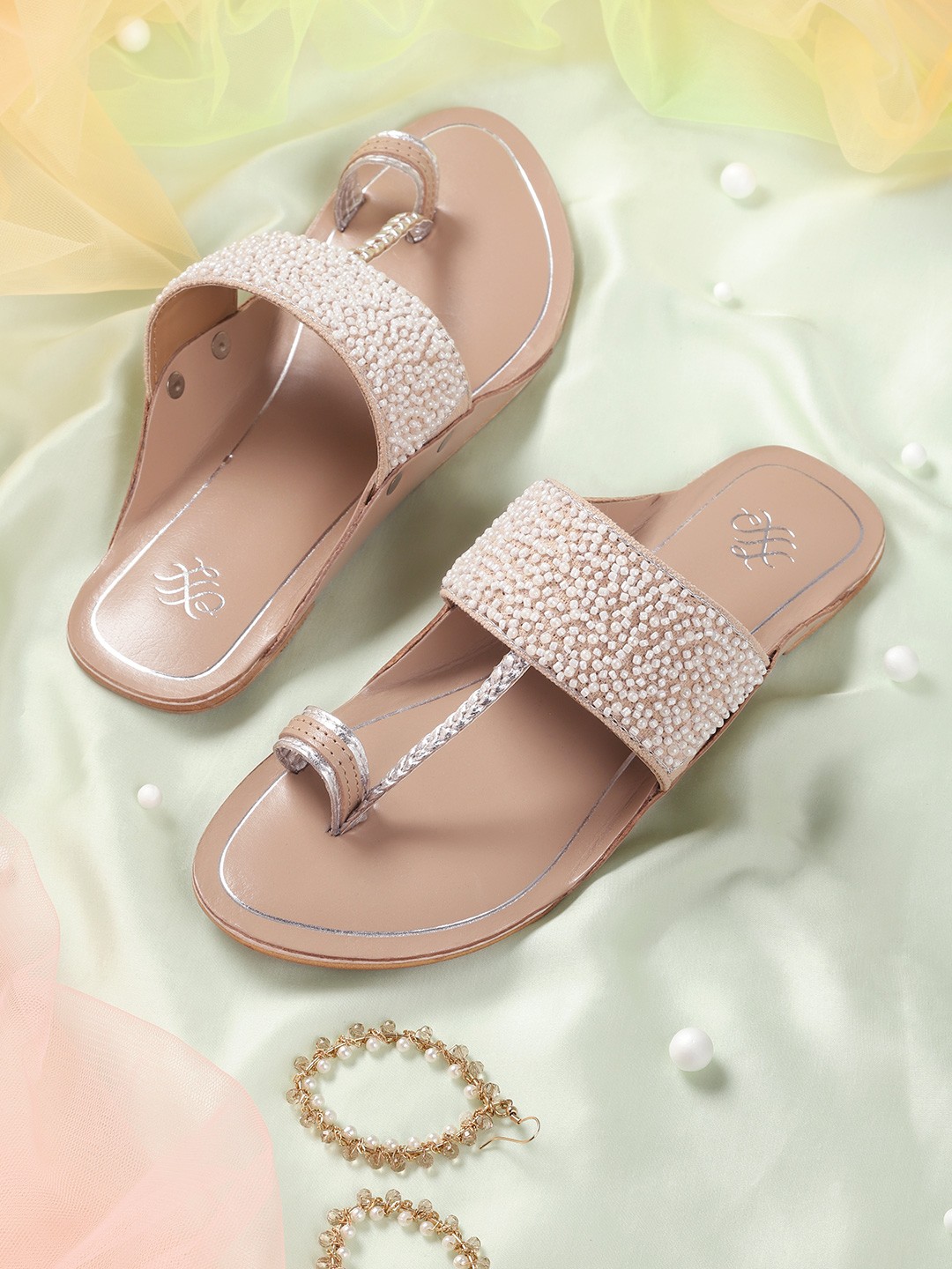 

House of Pataudi Women Peach-Coloured & White Ethnic Embellished Handcrafted One Toe Flat