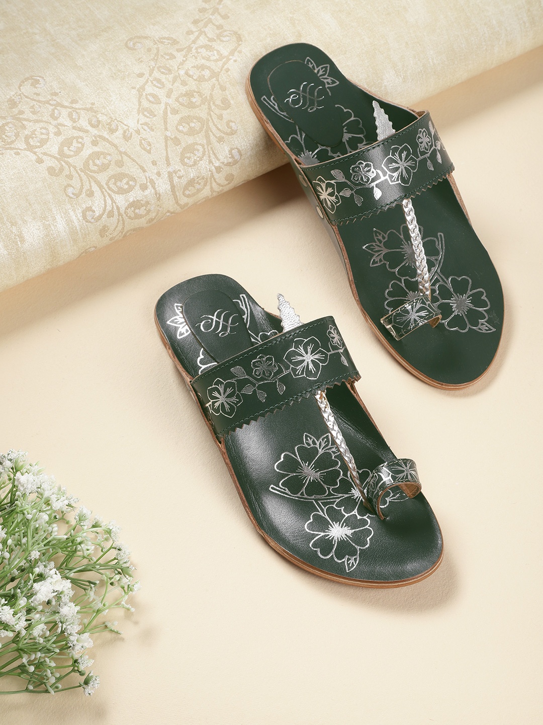 

House of Pataudi Women Green & Silver-Toned Floral Print Ethnic Handcrafted One Toe Flats