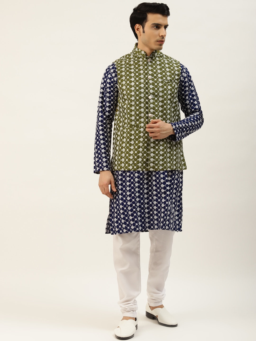 

SOJANYA Men Navy Blue Chikankari Embroidered Kurta with Churidar & Nehru Jacket