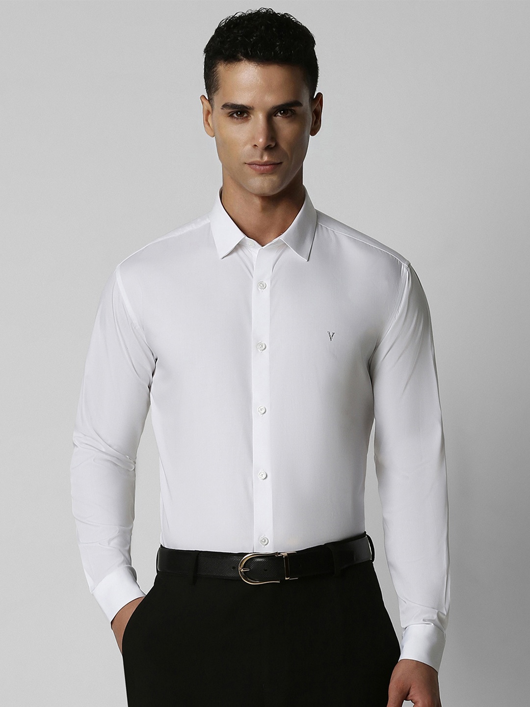 

V Dot Men White Slim Fit Solid Casual Shirt