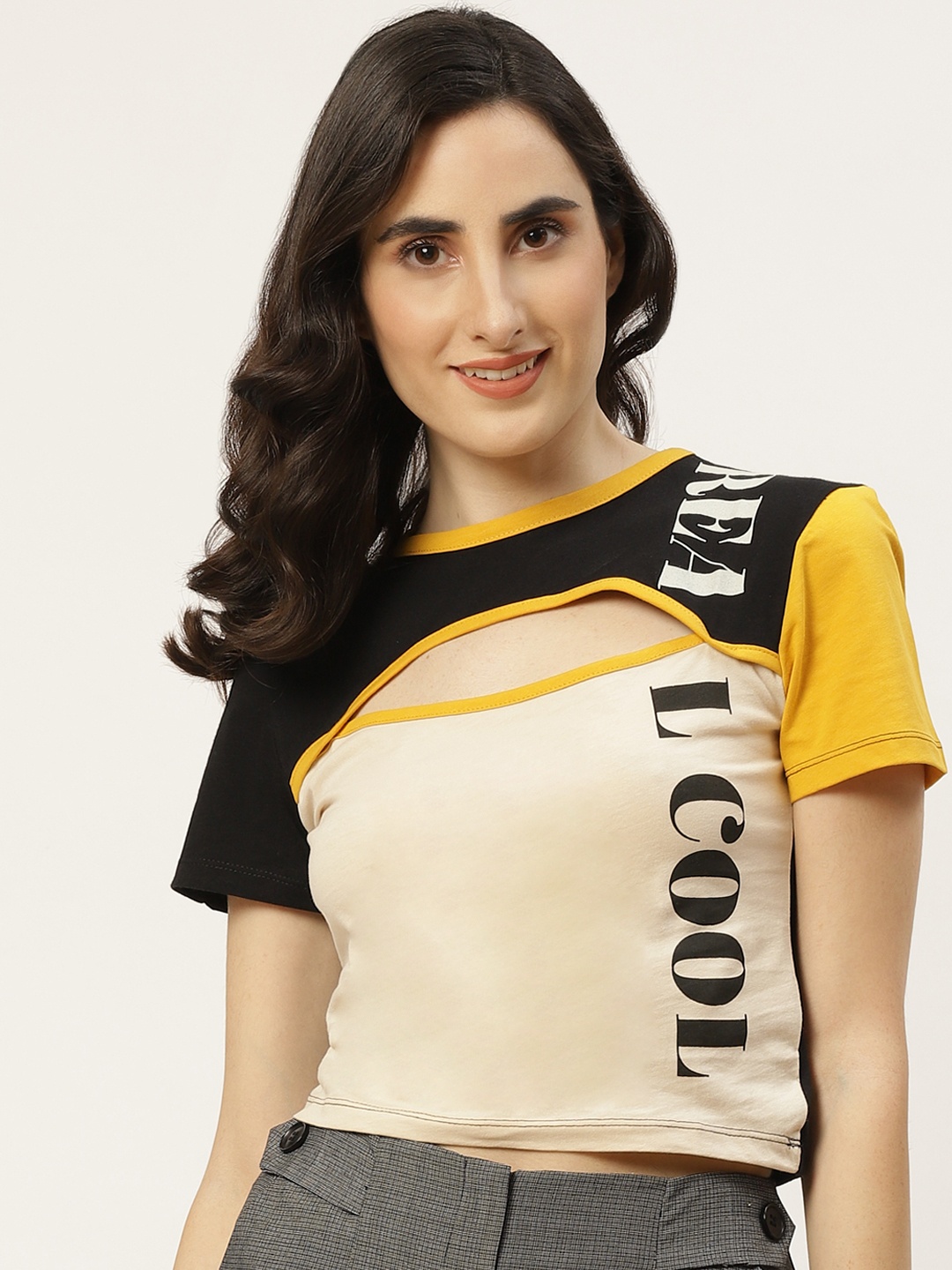 

Trendyol Cream-Coloured Black Regular Crop Top