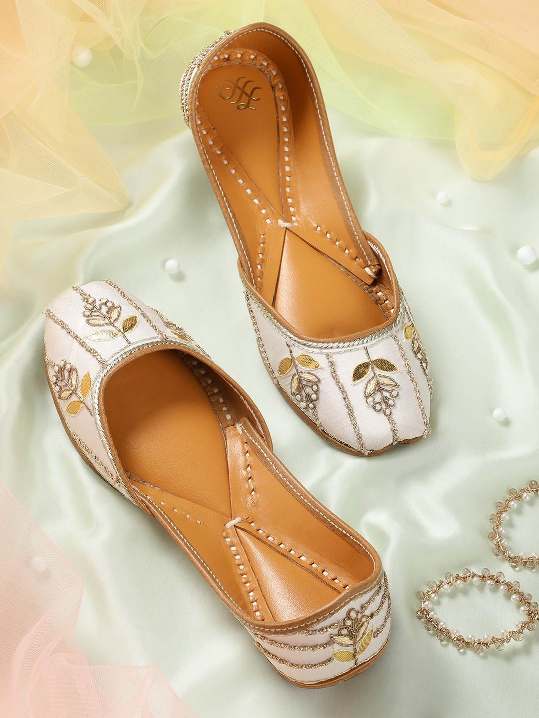 

House of Pataudi Women Off-White & Gold-Toned Embroidery & Gotta Patti Handcrafted Mojaris