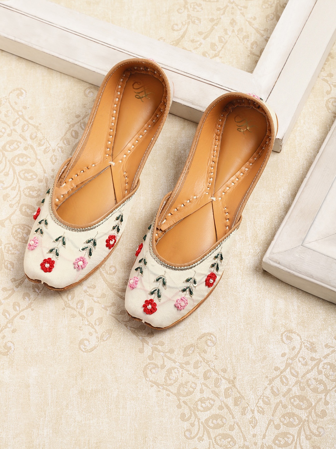 

House of Pataudi Women White Embroidered Ethnic Mojaris