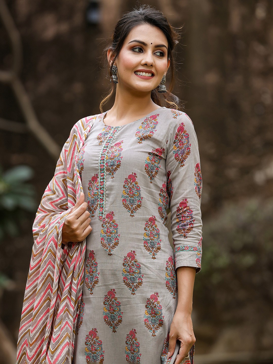 

AHIKA Women Taupe & Pink Ethnic Motifs Printed Kurta with Trousers & Dupatta