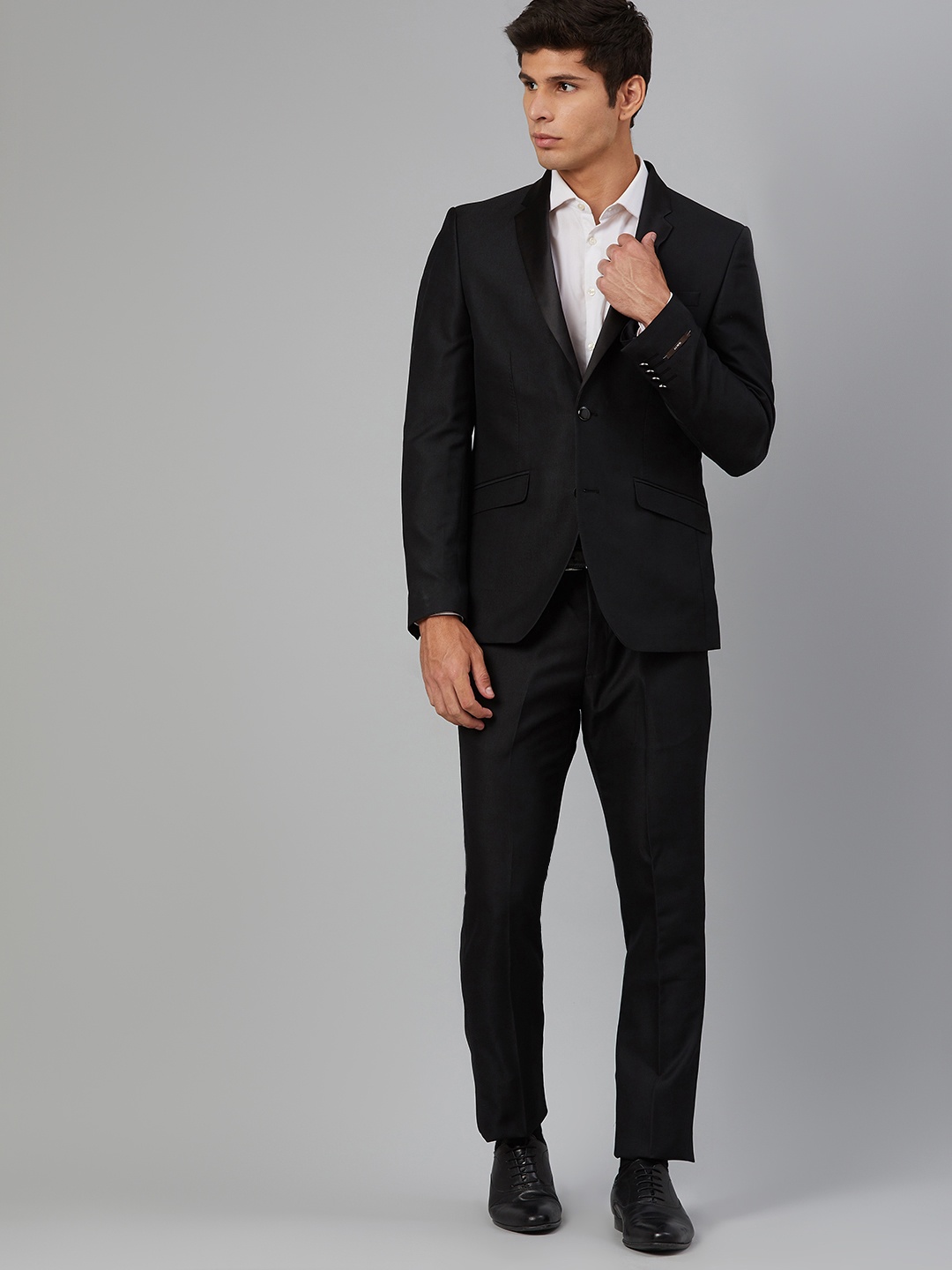 

Blackberrys Men Black Solid Slim Fit Single-Breasted Formal Suit