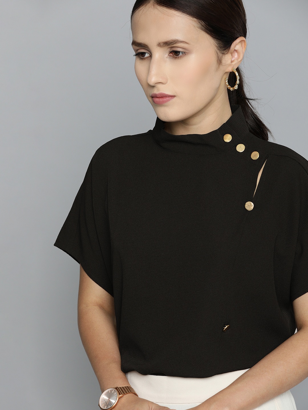 

Chemistry Black Extended Sleeves Boxy Top