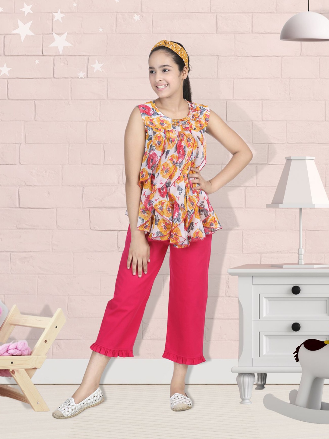 

Cutiekins Girls Multicoloured Printed Top with Capris, Multi