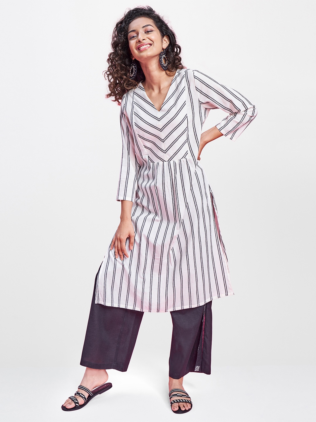 

Global Desi Women Off White & Grey Striped Kurta