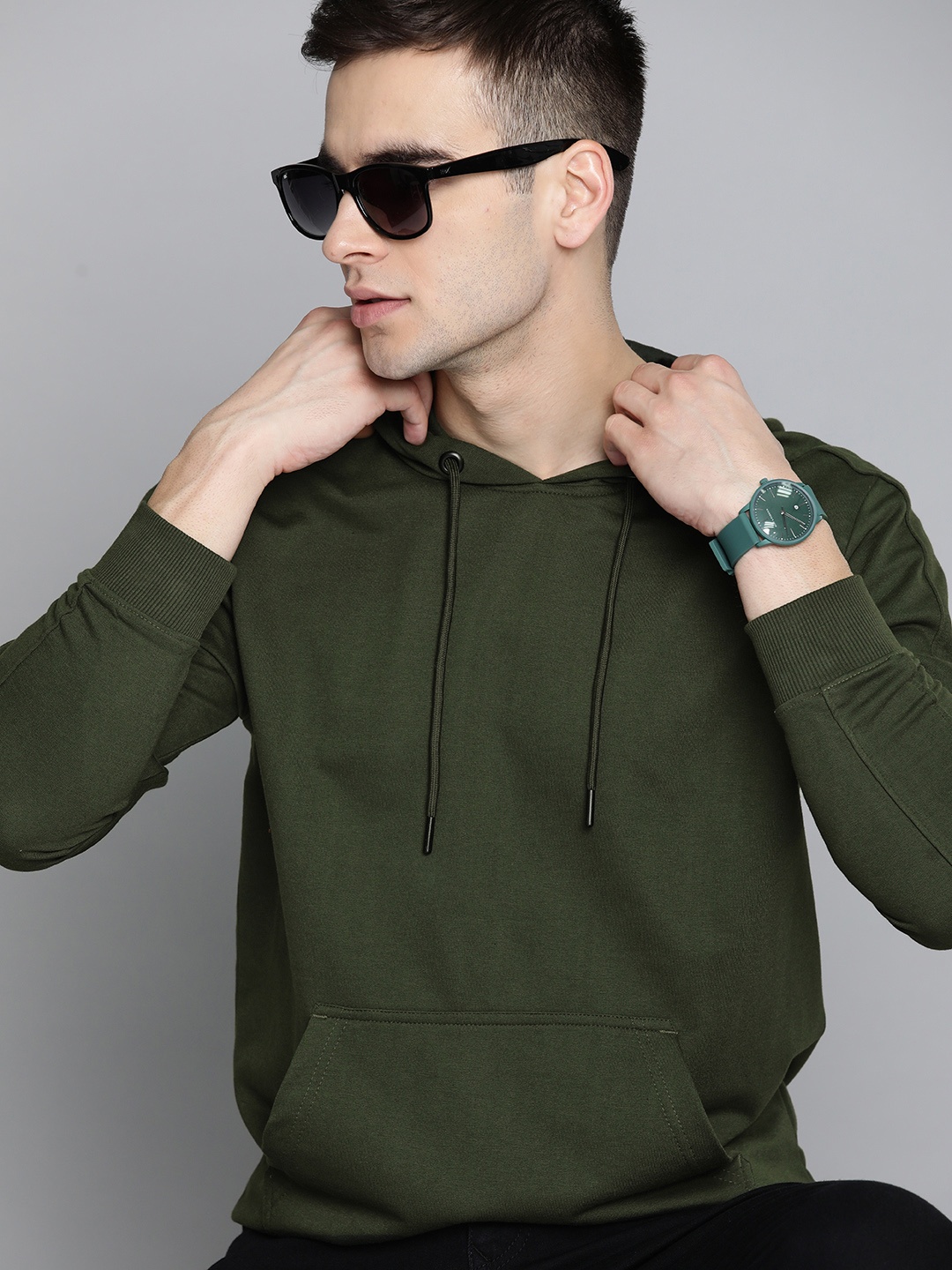 

Harvard Men Green Solid Hooded Sweatshirt