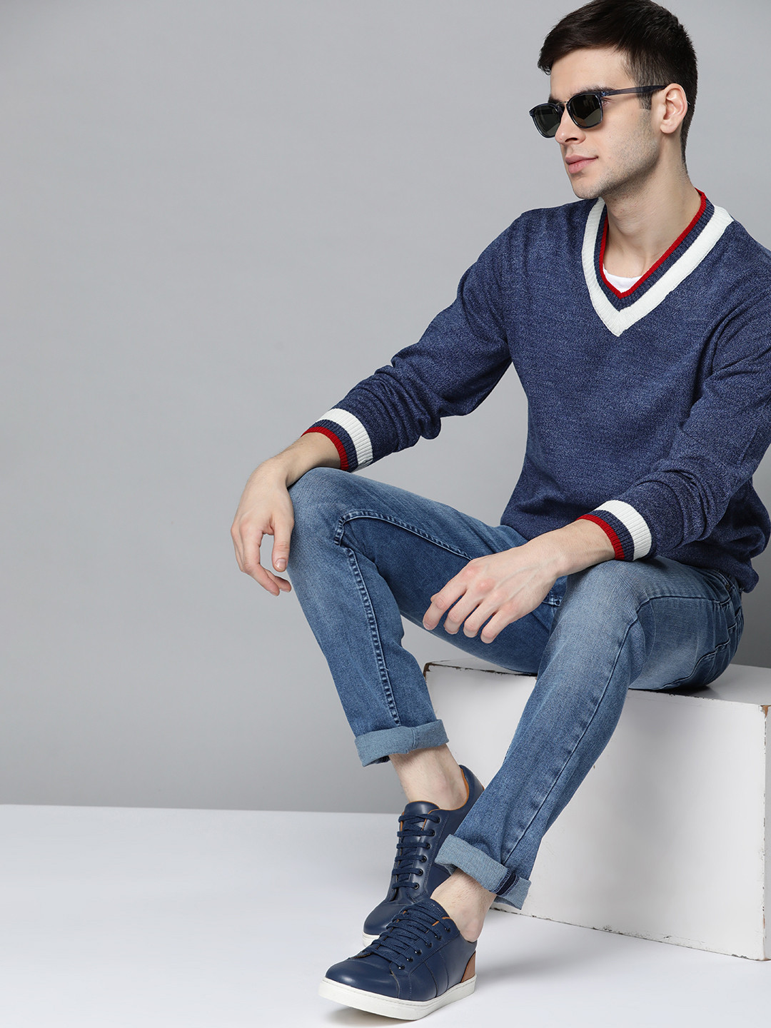 

Harvard Men Navy Blue Solid V-Neck Pullover