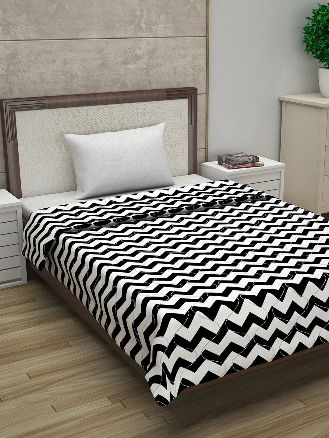 

Divine Casa White & Black Geometric Heavy Winter 110 GSM Single Bed Comforter