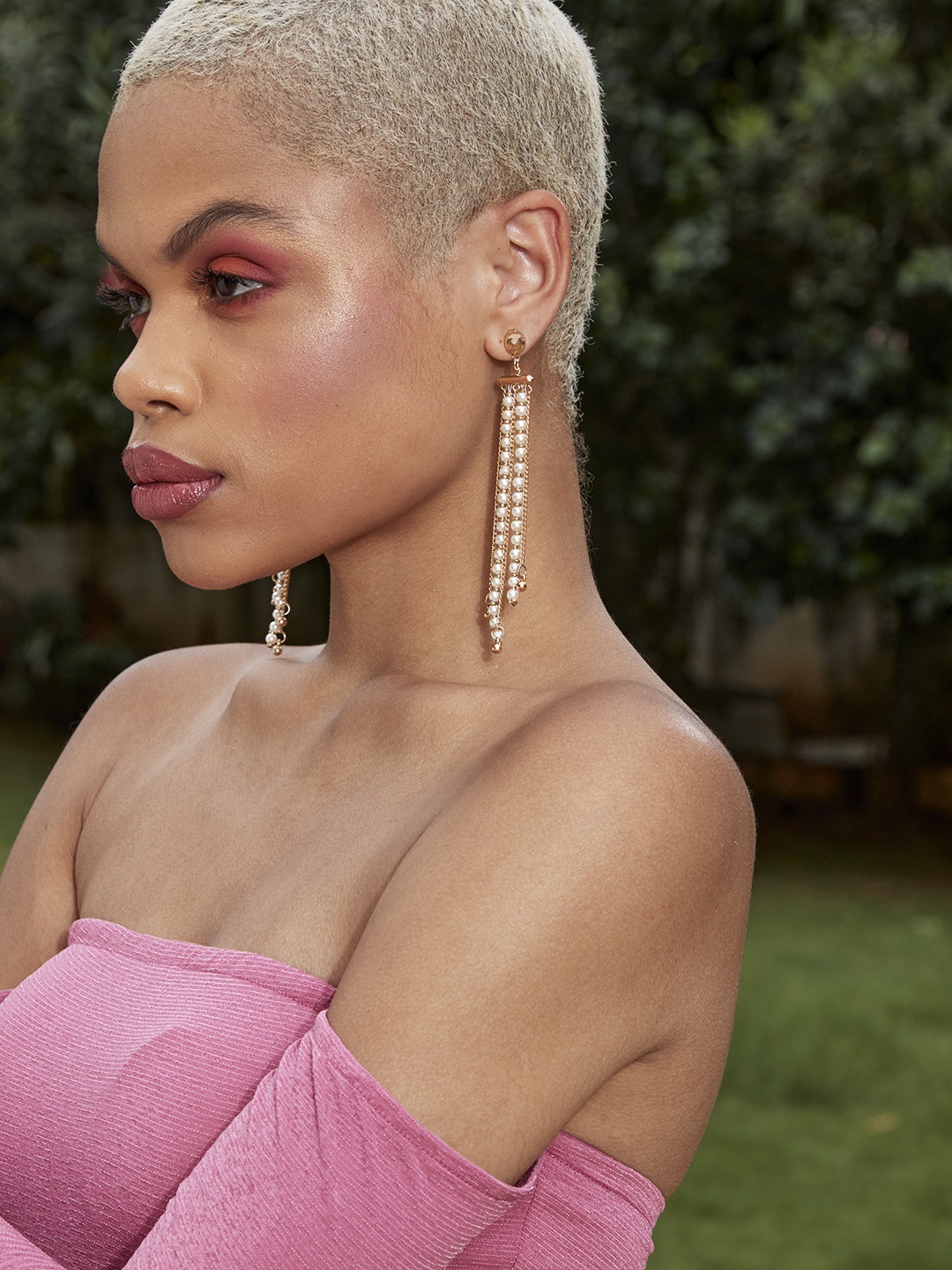 

DressBerry Off-White & Gold-Toned Contemporary Drop Earrings
