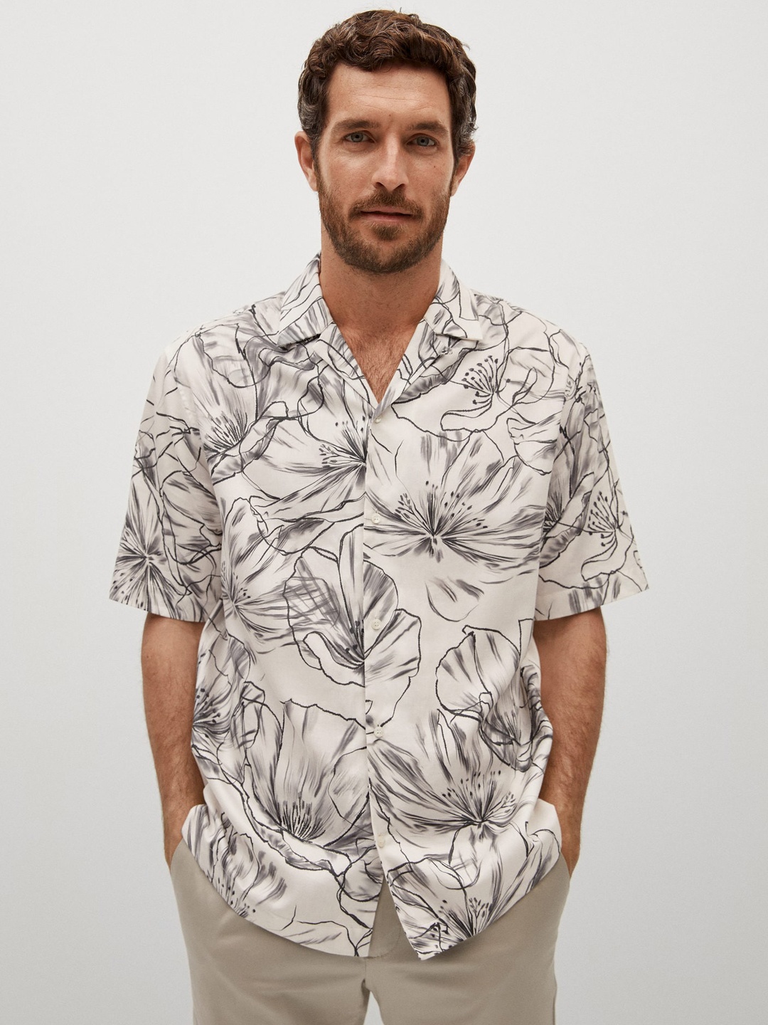 

MANGO MAN Off-White & Black Cotton Regular Fit Floral Printed Casual Shirt