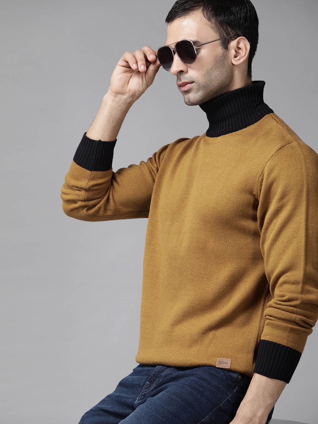 

Roadster Men Mustard Yellow & Black Solid Turtle Neck Pullover