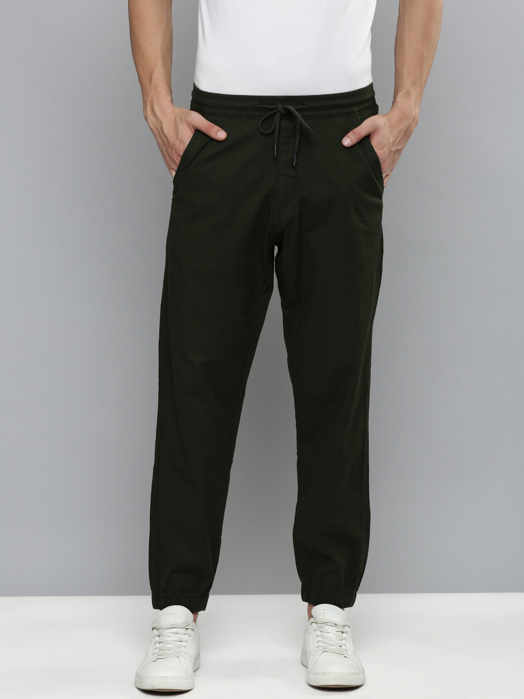 

Levis Men Green Solid Regular Fit Mid-Rise Casual Woven Flat-Front Joggers