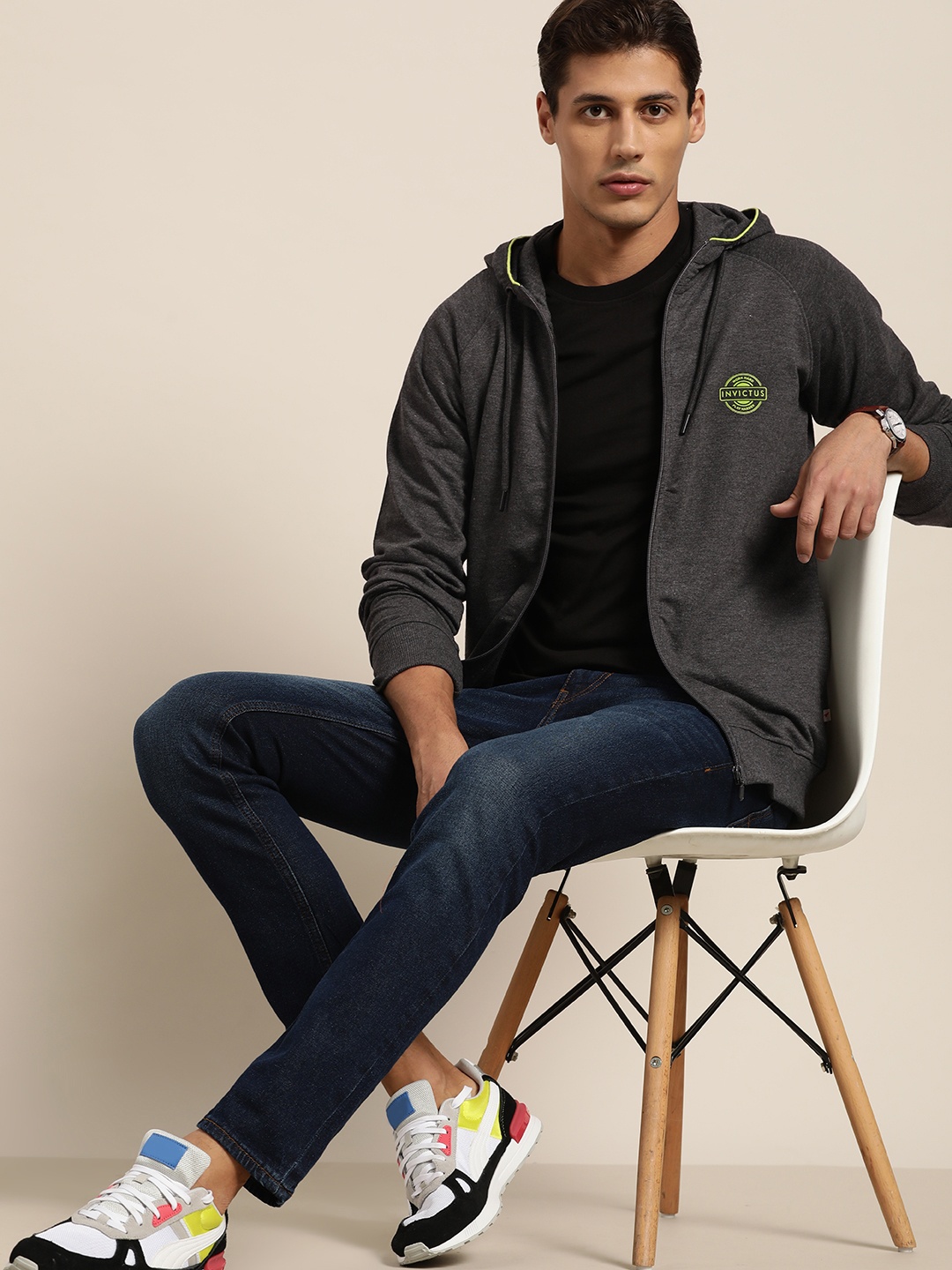 

INVICTUS Men Charcoal Grey Solid Hooded Front-Open Sweatshirt