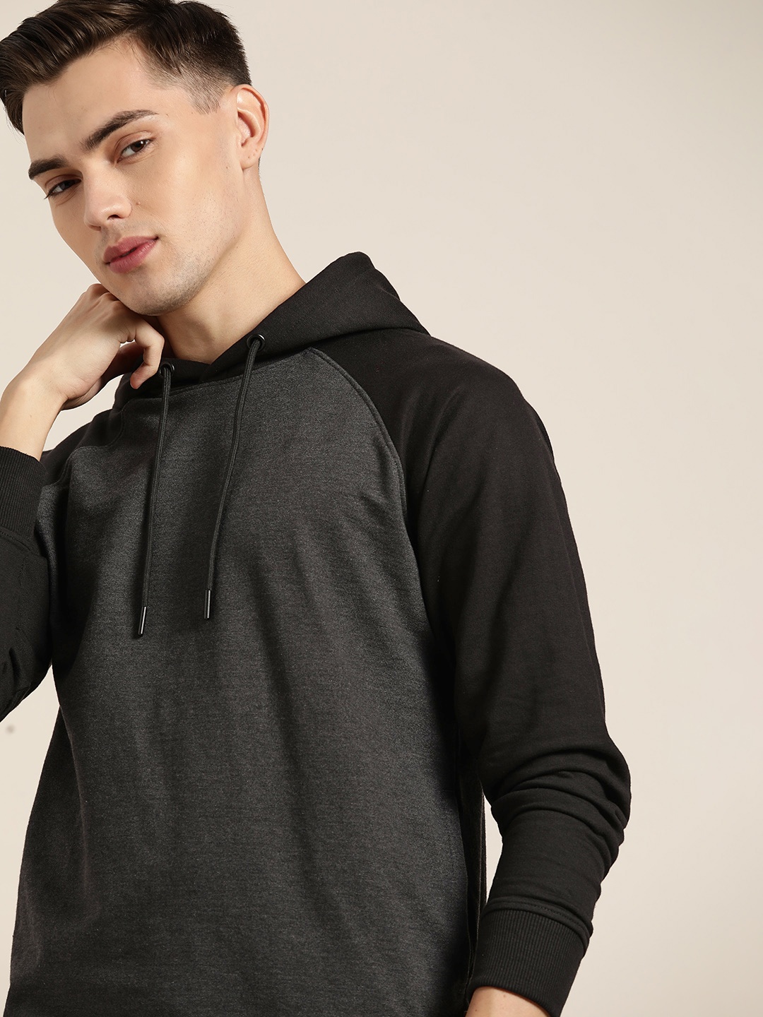 

INVICTUS Men Charcoal Grey Solid Hooded Sweatshirt