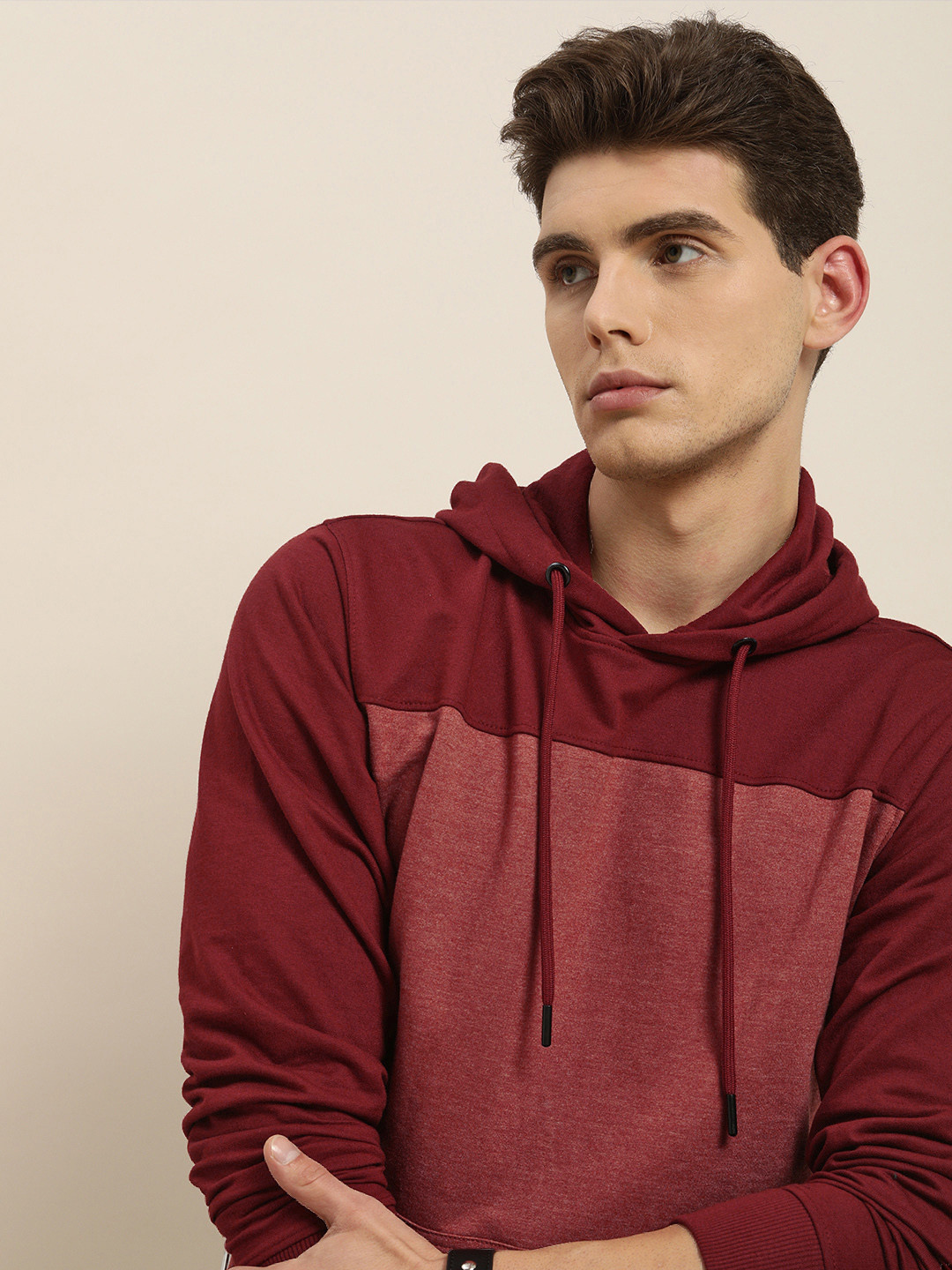 

INVICTUS Men Maroon Colourblocked Hooded Sweatshirt